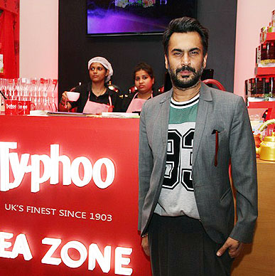 Look who is here at Typhoo Tea Zone - Ace designer Aki Narula of Bunty Aur Babli and Dostana fame simply loves the mood created by Spring of Life