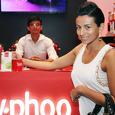  Typhoo Green Tea receives a thumps up from model Pia Trivedi