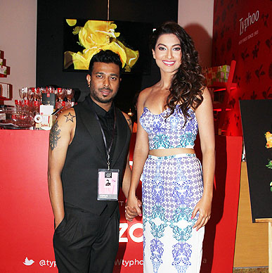 Big Boss 7 winner Gauhar Khan could not help dropping by at Typhoo Zone and relish her favourite flavour