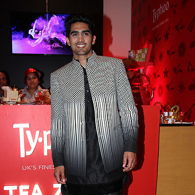 Its game on at the Typhoo Tea Zone - Olympian Vijendar Singh is soooo stylish! We'r boxed in!